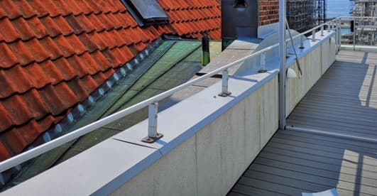 Krönbeslag på en balkongbröstning med räcke ovanpå