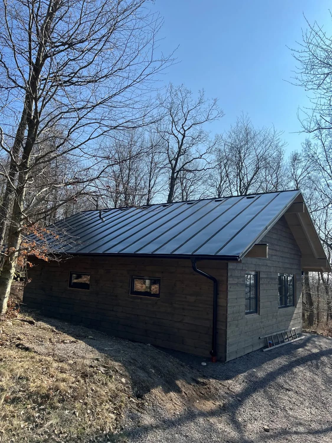 Huset snett bakifrån, med hängränna längs takfoten. Bild 4 av 5