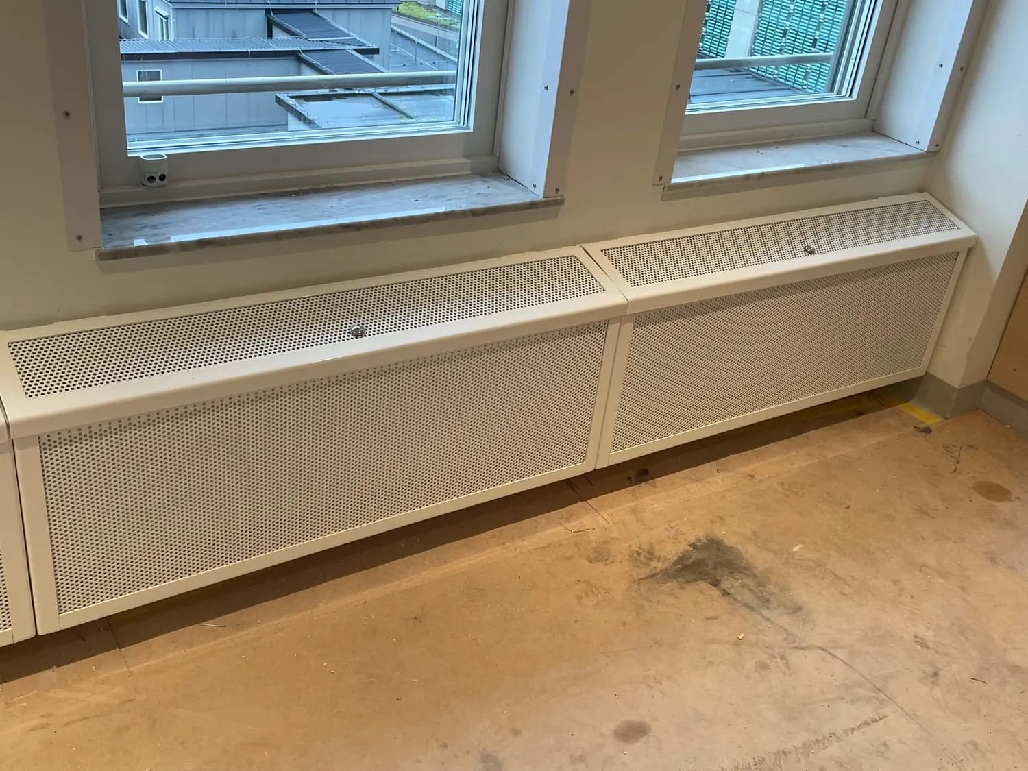Elementskydden sedda längs väggen, monterade i två sektioner. Bild 6 av 7
