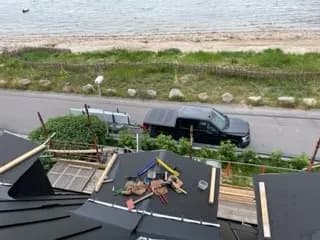 Utsikt från taket mot havet, verktyg och material på tätskiktet. Bild 5 av 62