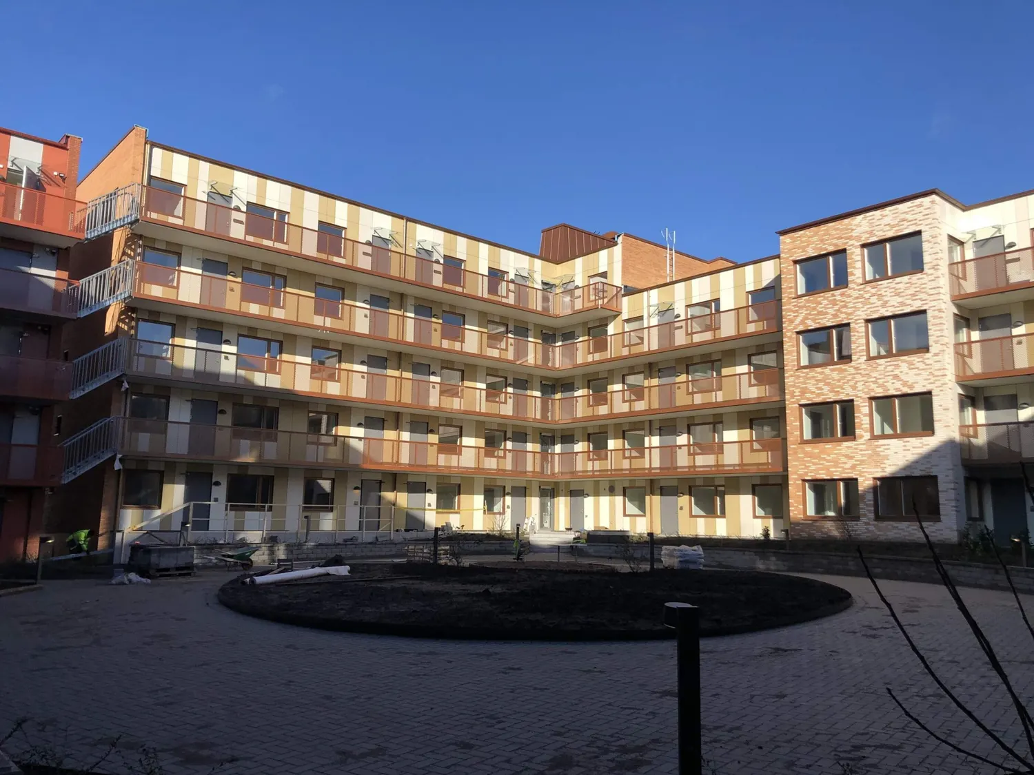 Den svängda gårdsfasaden med balkonger i flera våningar. Bild 2 av 8