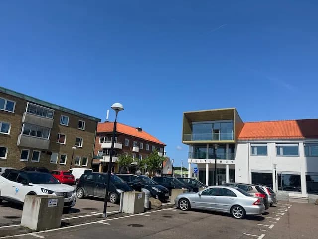 Kulturhuset från parkeringen, med kopparvolymen över entrén. Bild 18 av 21