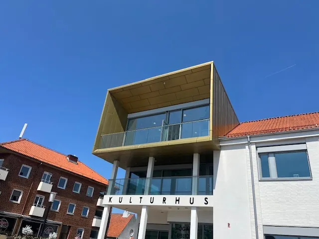 Kopparvolymen i solsken ovanför skylten Kulturhus. Bild 19 av 21