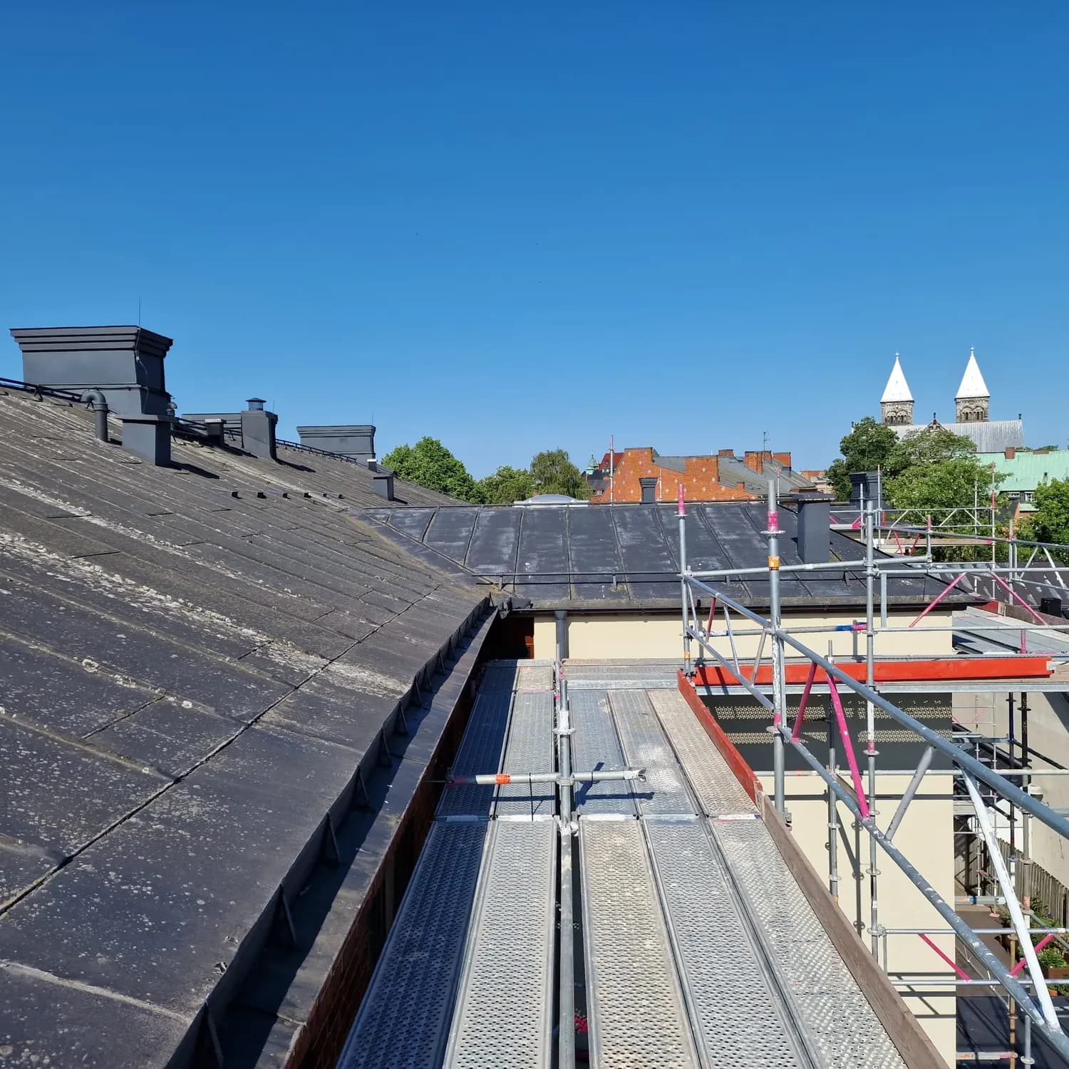 Utsikt från taket mot Lunds domkyrkotorn, ställning på gården. Bild 11 av 11