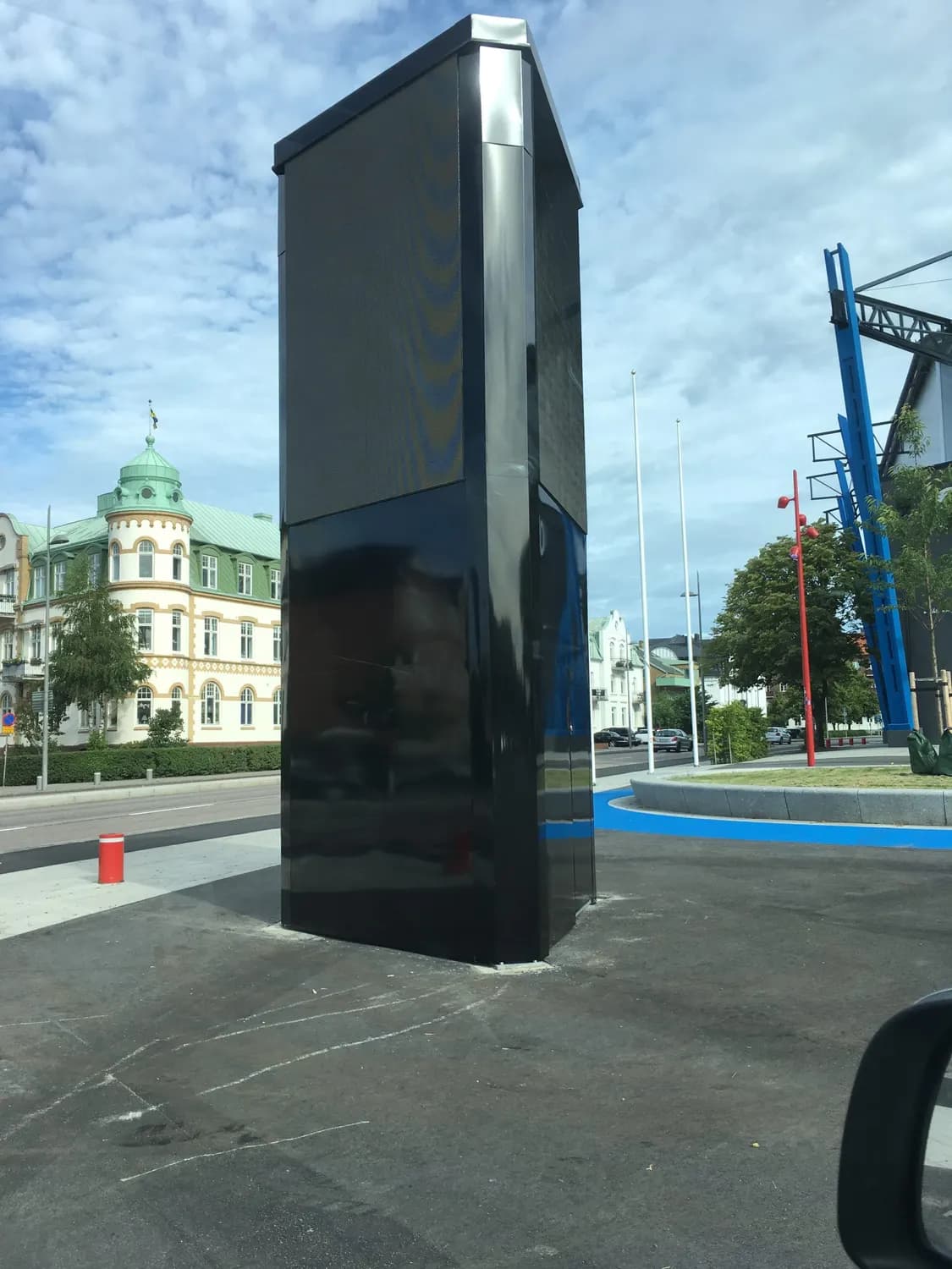 Plåtklädd pelare på arenatorget, med blå stålkonstruktion bakom. Bild 2 av 2