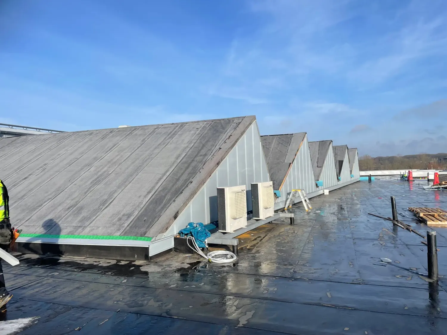 Lanterninernas plåtsidor på taket, med tätskikt runt omkring. Bild 10 av 19