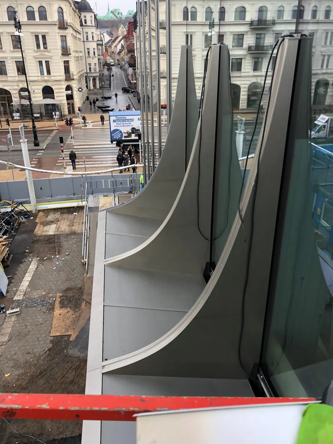 Fönsterhuven inifrån med torget och gatan nedanför. Bild 5 av 14