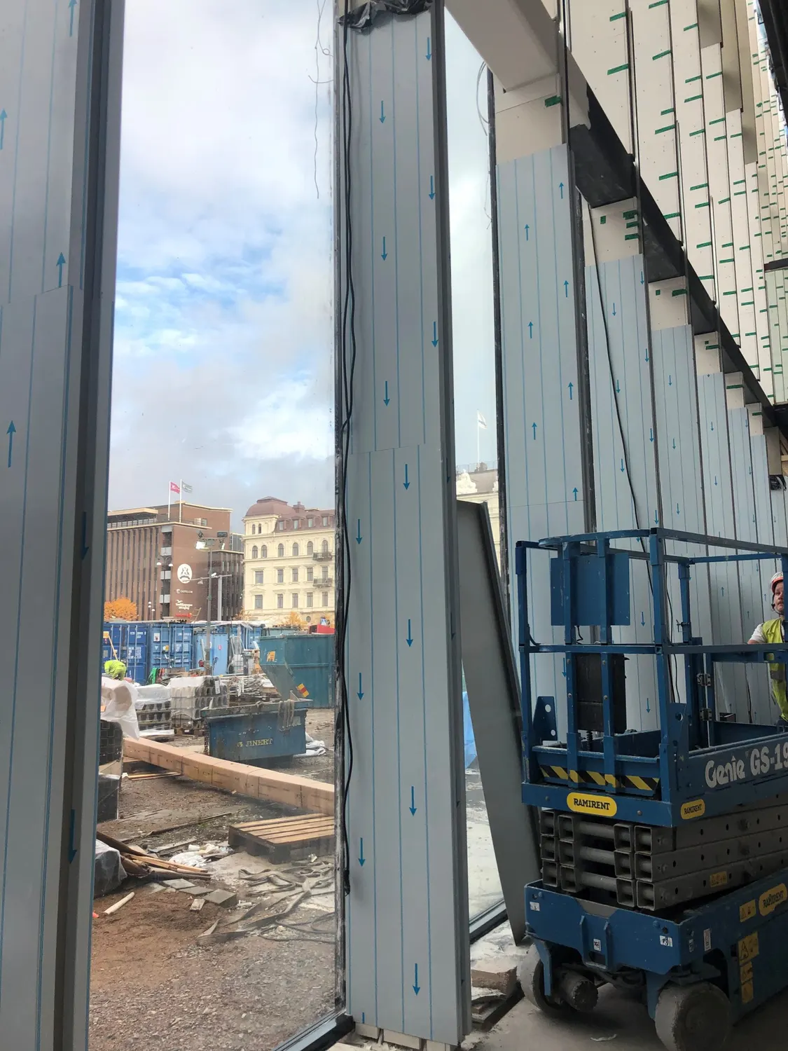 Fasadelement på plats invändigt, med skylift på golvet. Bild 7 av 14