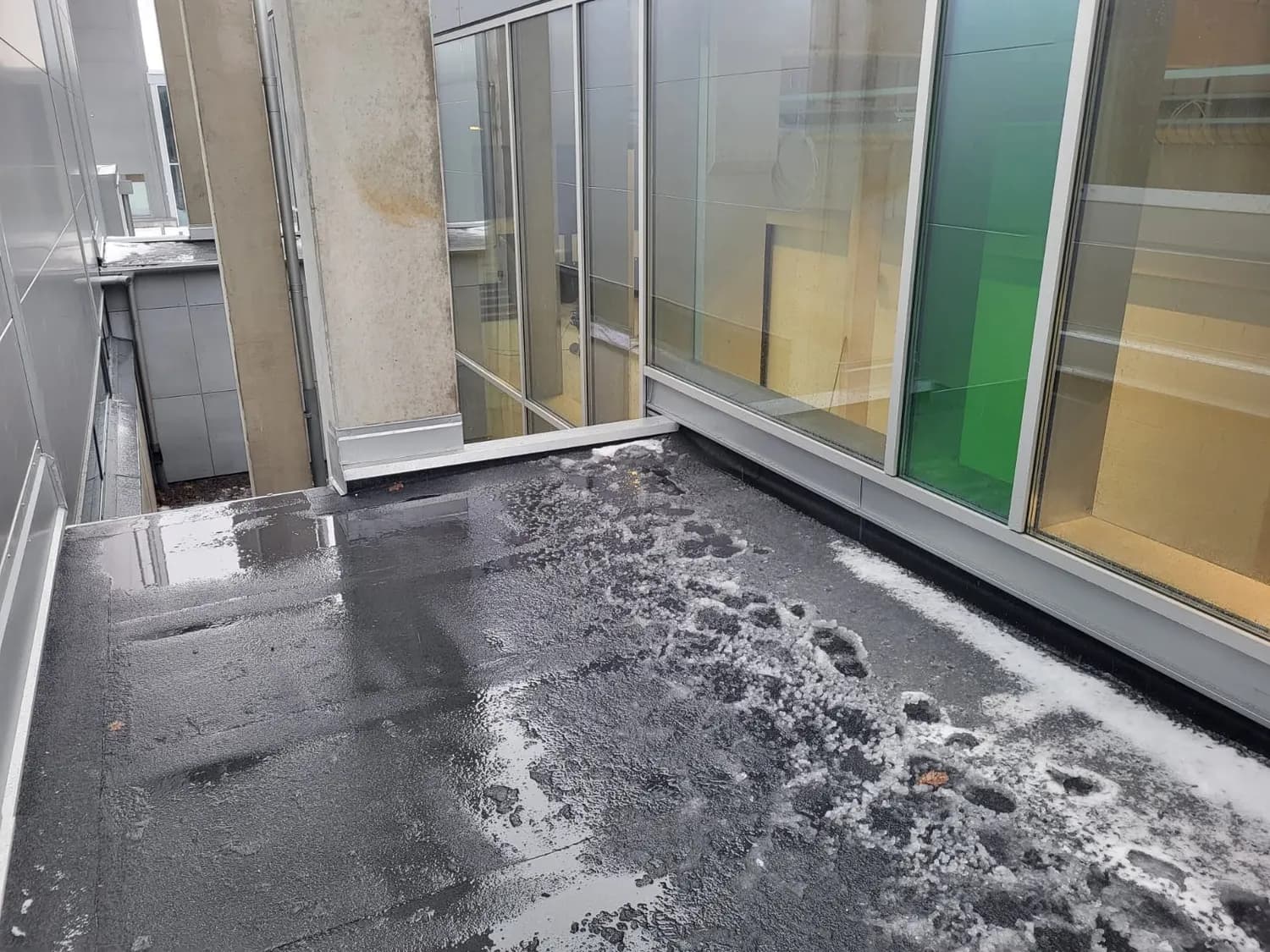 Ränndalen med plåtbeslag mellan glasfasaden och det platta taket. Bild 5 av 8