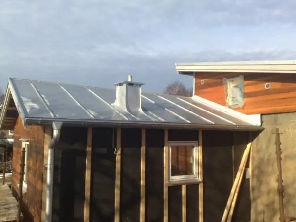 Nylagt ljust tak med ventilhuv, träfasaden ännu oklädd. Bild 40 av 62