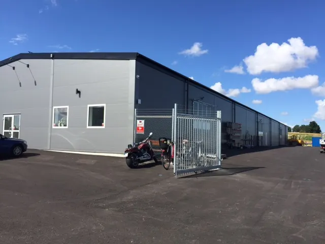 Den färdiga hallen utifrån, med kontorsdel och grind. Bild 20 av 23