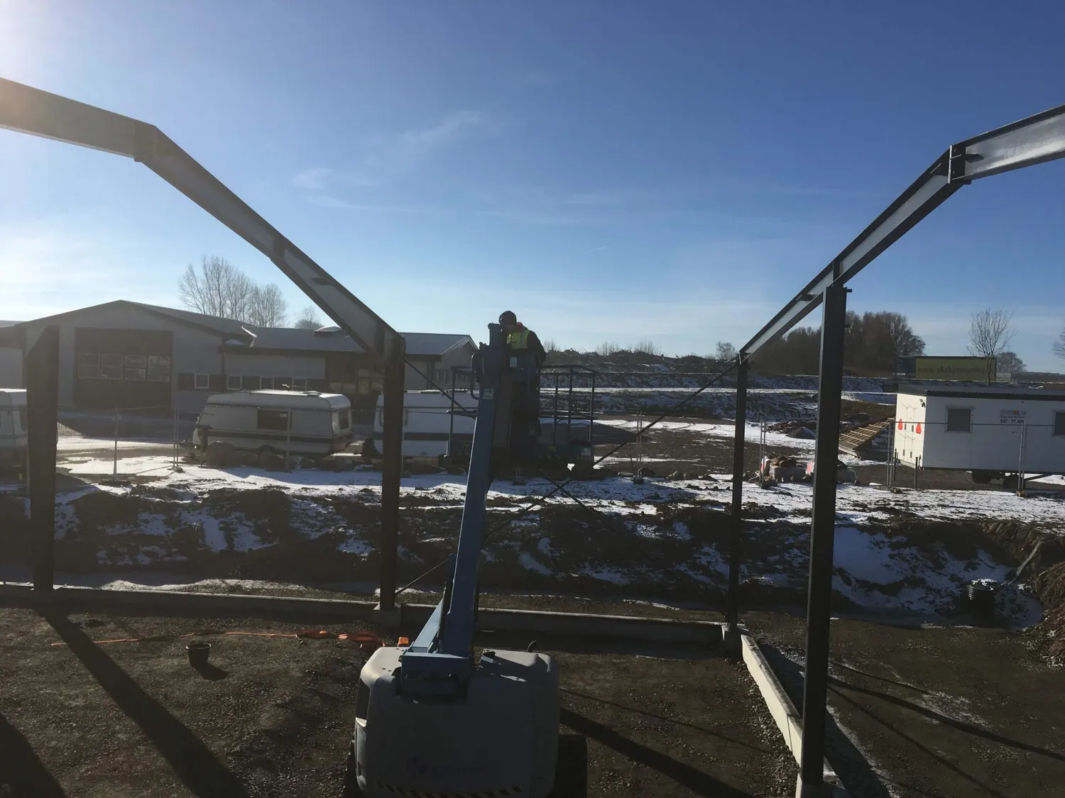 Takbalk lyfts på plats mellan pelarna med skylift. Bild 14 av 23