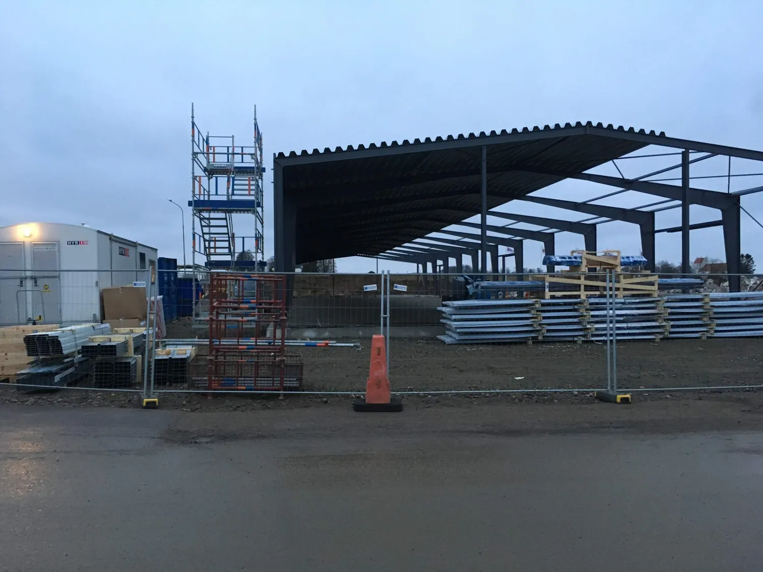 Ställning och materialbuntar framför den resta stommen. Bild 17 av 23