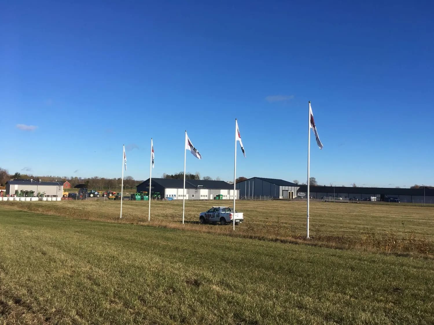 Tomten mot grannfastigheterna innan spaden sattes i marken. Bild 2 av 23