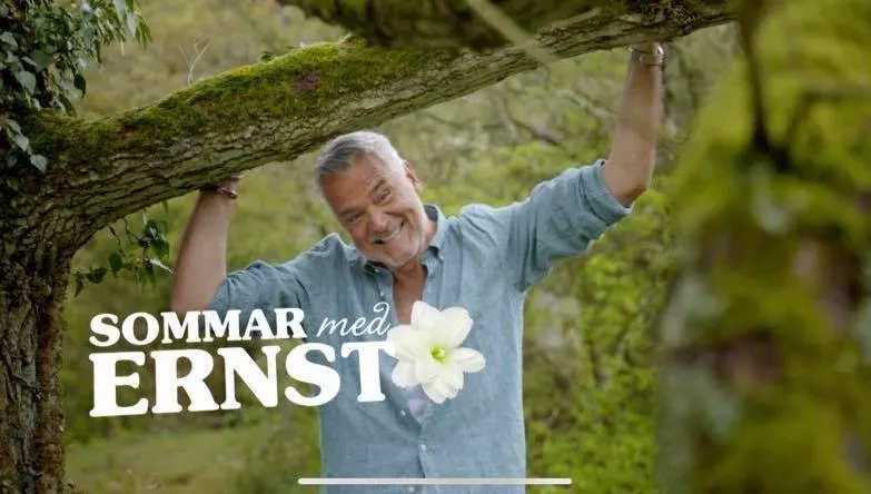 Vinjettbild från tv-programmet med programledaren i grönskan. Bild 1 av 4