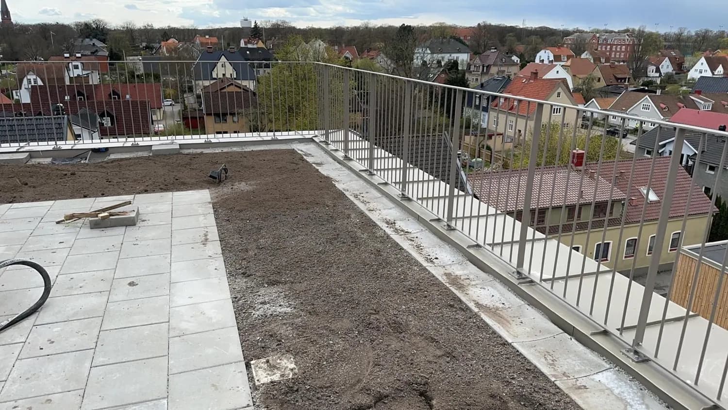 Takterrass med räcke och plåtavtäckning, utsikt över villakvarteren. Bild 6 av 6