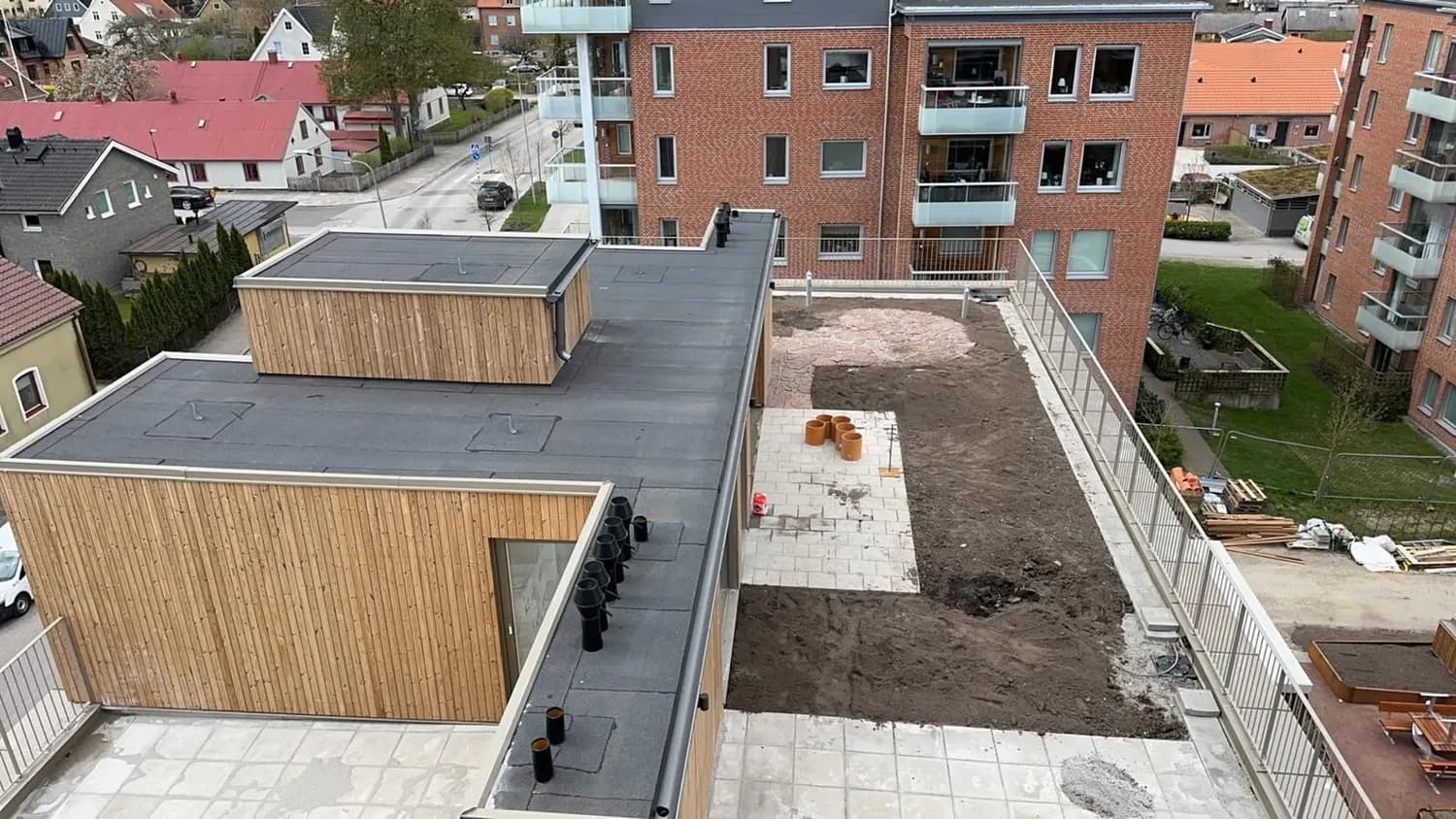Takterrass under arbete, med plåtavtäckning längs bröstningen. Bild 2 av 6