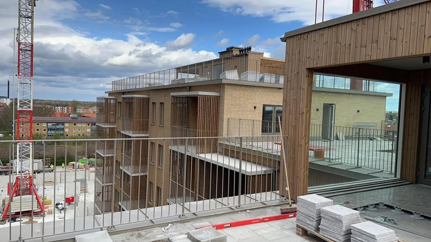 Innergården mellan husen, med räcken och terrassbjälklag på plats. Bild 3 av 6