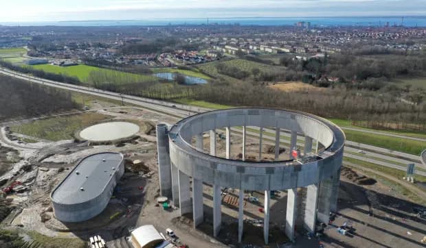 Vattentornet under uppförande, med Helsingborg och sundet bakom. Bild 5 av 5