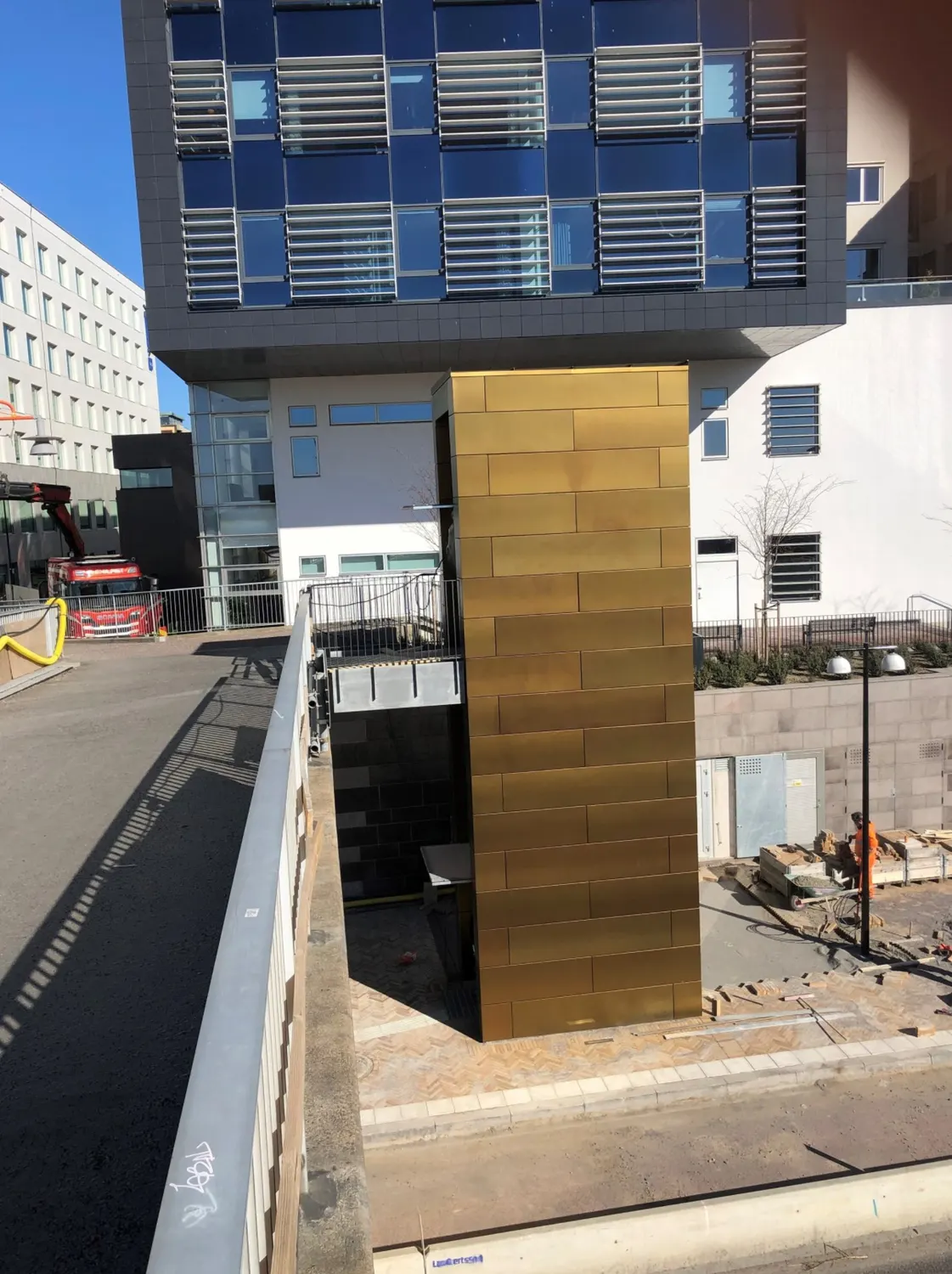 Tornet från gångbron, med staden och byggarbetsplatsen bakom. Bild 9 av 14