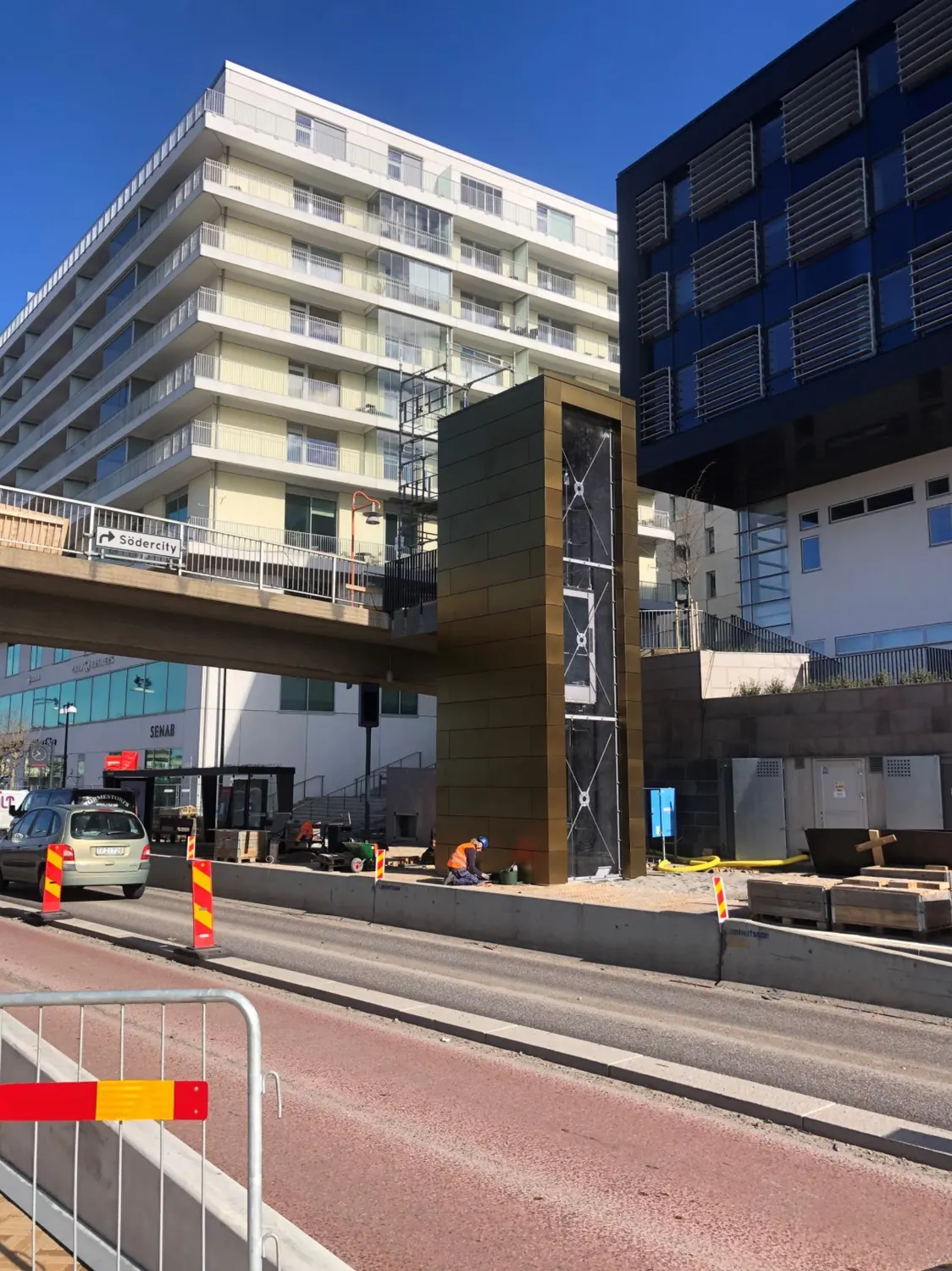 Tornet under gångbron mellan husen, avspärrningar på gatan. Bild 10 av 14
