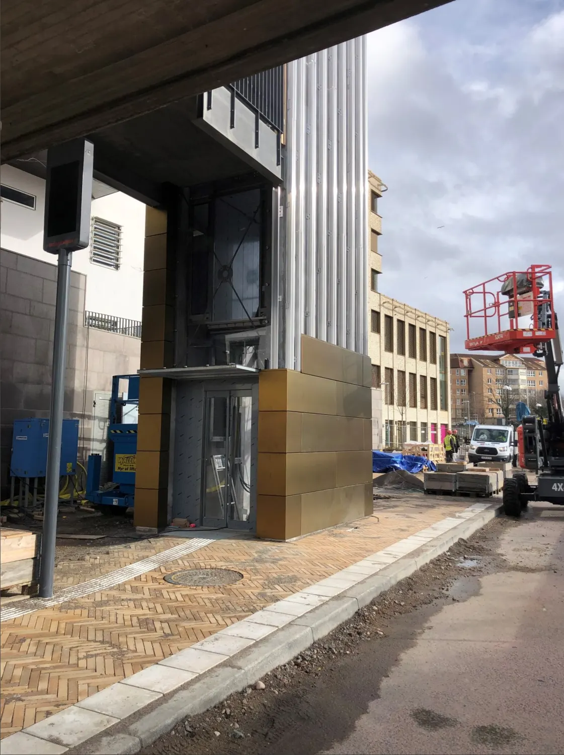 Tornets nedre del färdig, med skylift och verktyg runt omkring. Bild 13 av 14