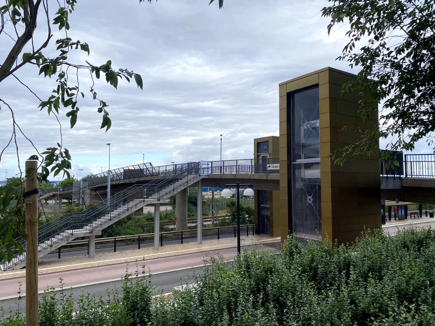 Hisstornet och trappan till gångbron, sedda från gatunivå. Bild 2 av 14