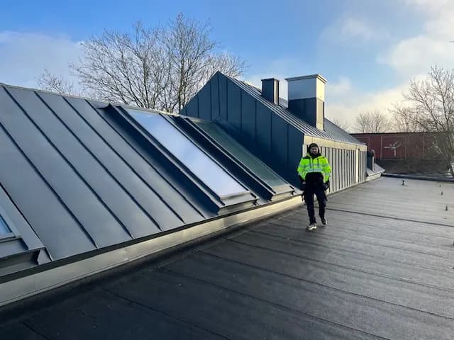 Takfallet ovanifrån, med tätskikt och plåtavtäckning mot tegelfasaden. Bild 8 av 9