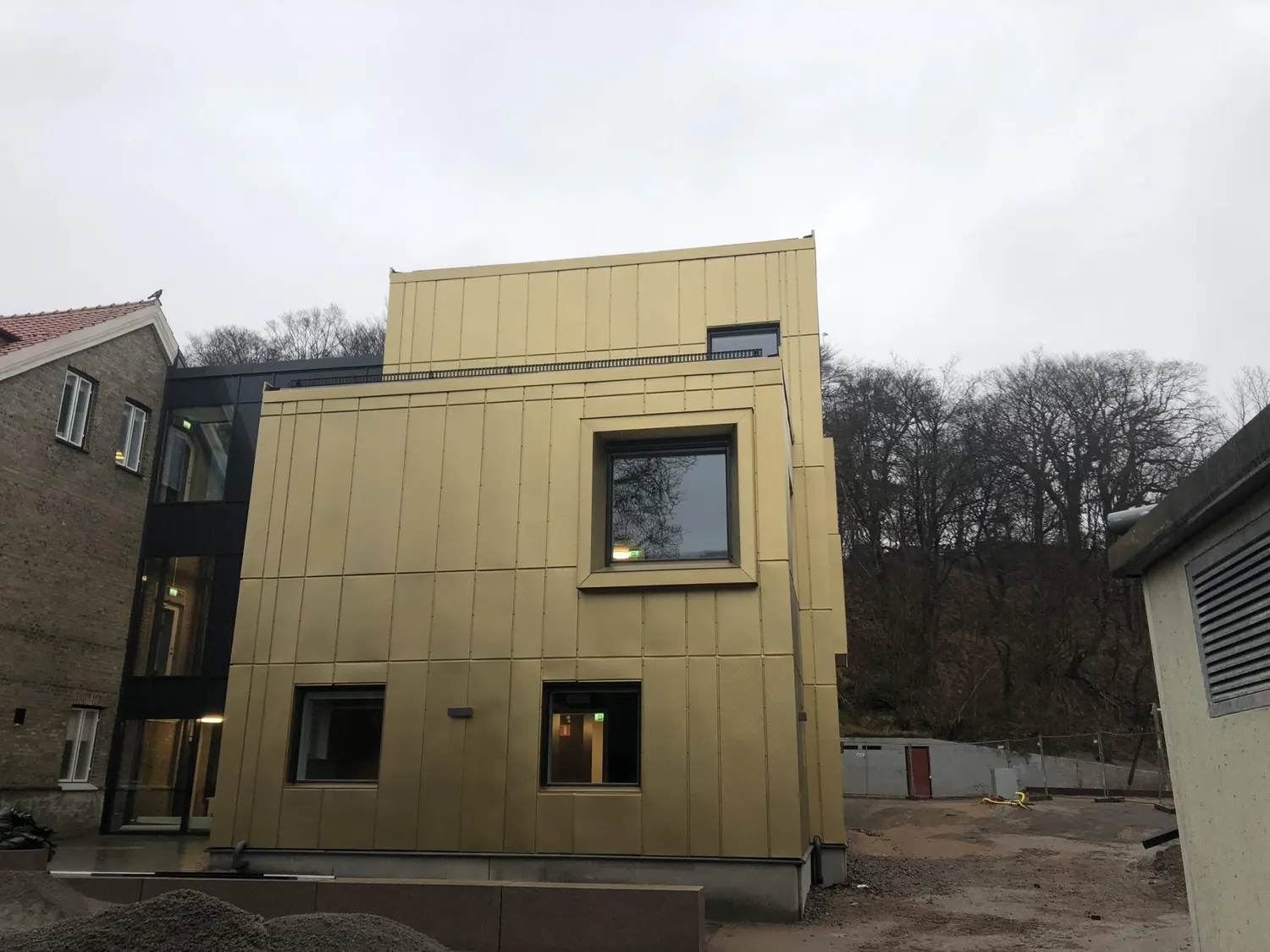 Övervåningens plåtvolym reser sig över entréplanet. Bild 11 av 11
