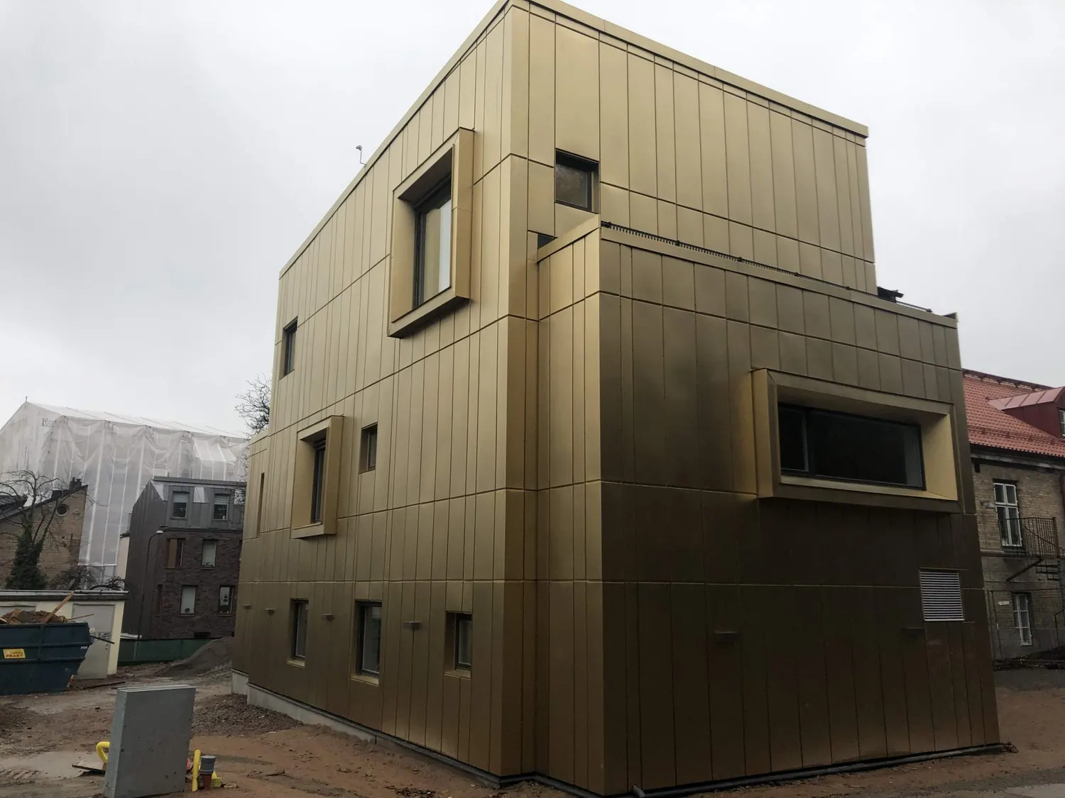 Byggnadskroppen färdigklädd, sedd från hörnet. Bild 7 av 11