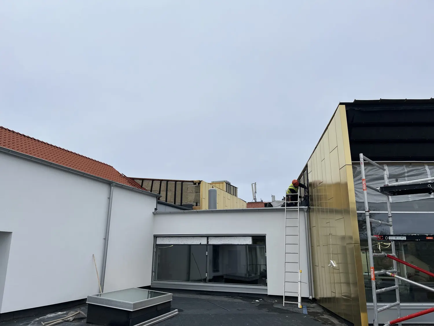 Den kopparklädda volymen intill den vitputsade lägre delen. Bild 7 av 21