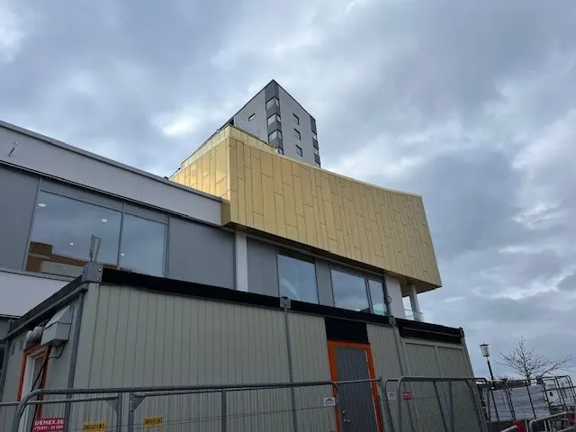 Kopparvolymen ovanpå den lägre byggnaden, sedd från gatan. Bild 15 av 21
