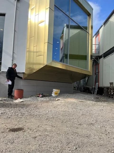 Den utkragande kopparvolymen sedd underifrån under byggtiden. Bild 13 av 21