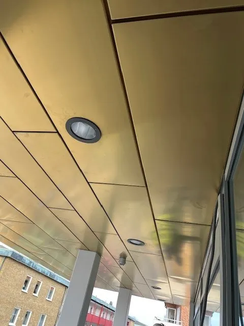 Undersidan av kopparskärmtaket med infälld belysning. Bild 12 av 21