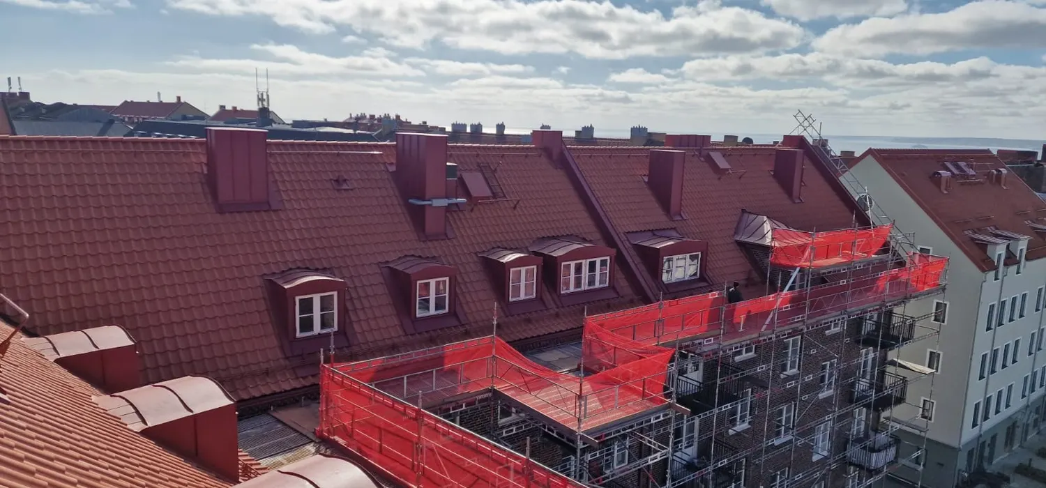 Kvarterets tak uppifrån, med rad av kupor och ställning kring en innergård. Bild 1 av 6