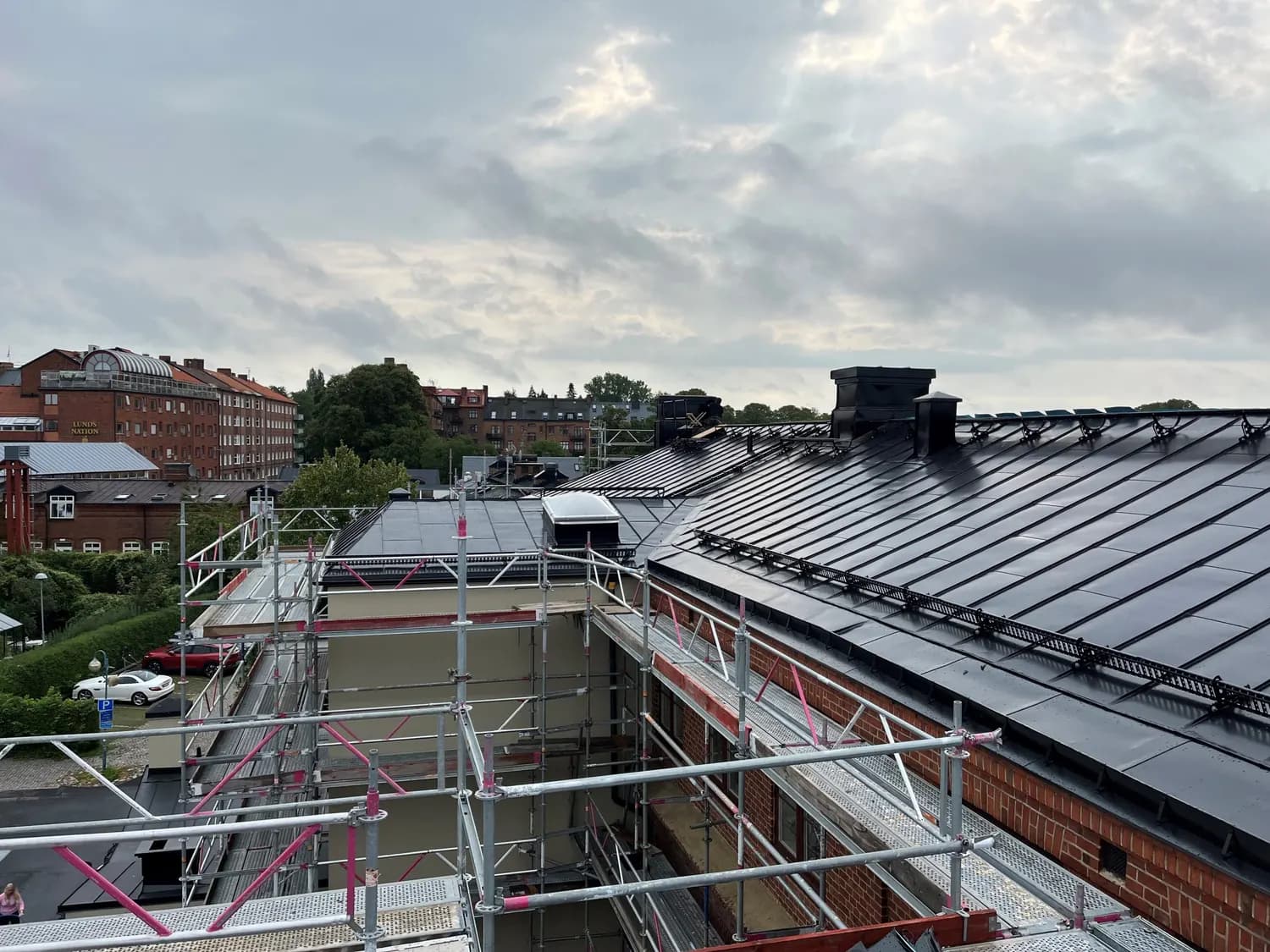 Takfallen sedda över innergården, med ställning längs fasaderna. Bild 4 av 11