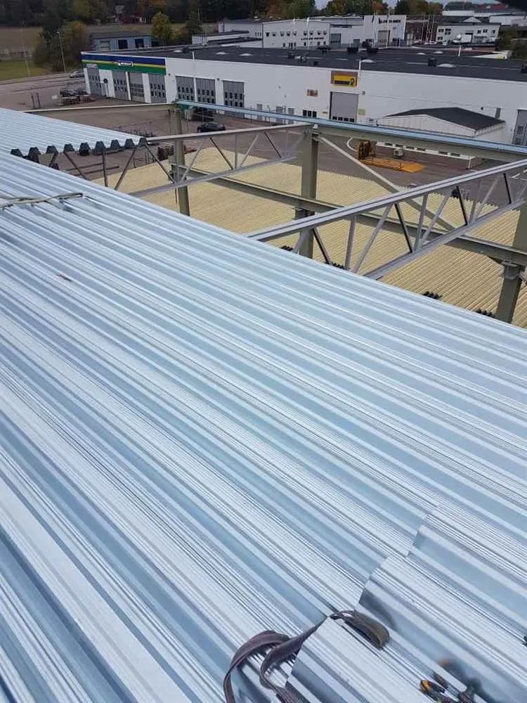 Takplåten möter stommens balkar vid takfoten. Bild 10 av 11