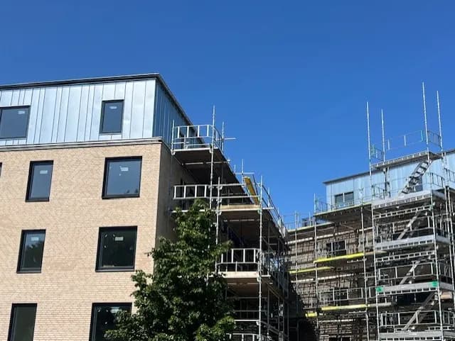 Klar gavel bredvid en byggnadskropp som fortfarande står i ställning. Bild 13 av 13