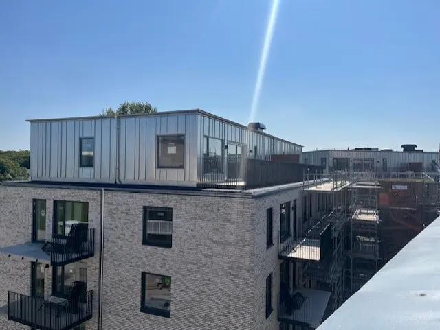 Översta våningen klädd i zinkmagnesium ovanpå ljust tegel. Bild 1 av 13