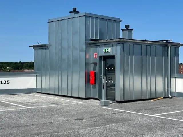 Fristående trapphus i plåt uppe på parkeringsdäcket. Bild 5 av 13