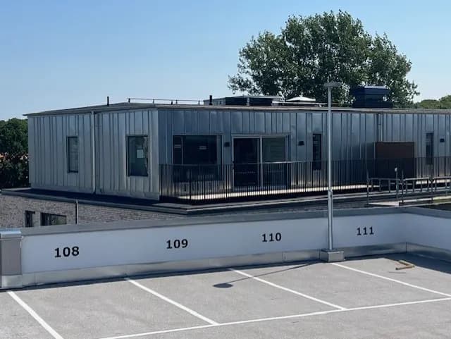 Den plåtklädda takvåningen sedd från parkeringsdäcket. Bild 2 av 13