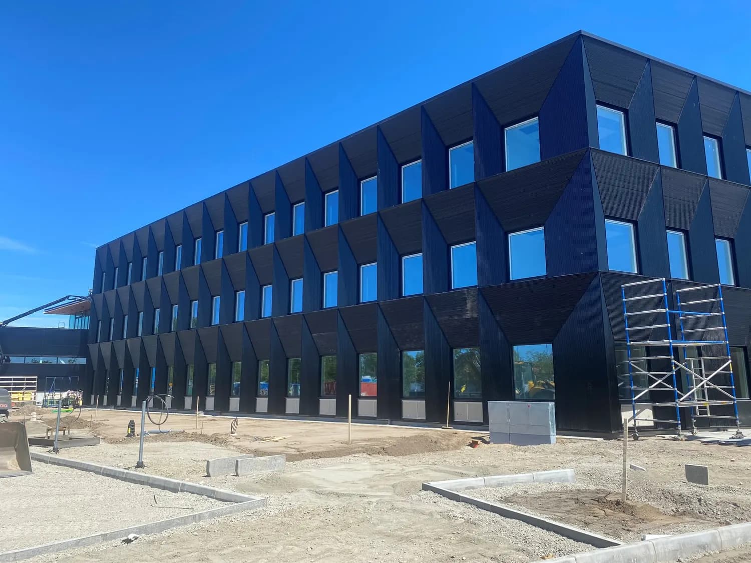 Kassettfasaden rakt framifrån, tre våningar fönster i rad. Bild 11 av 20