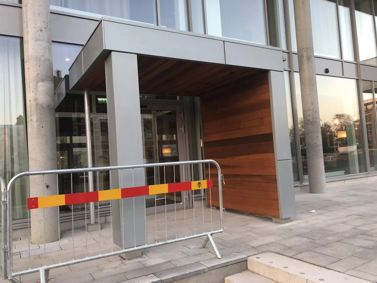 Entrén i trä och plåt bakom avspärrningar strax före öppning. Bild 17 av 18