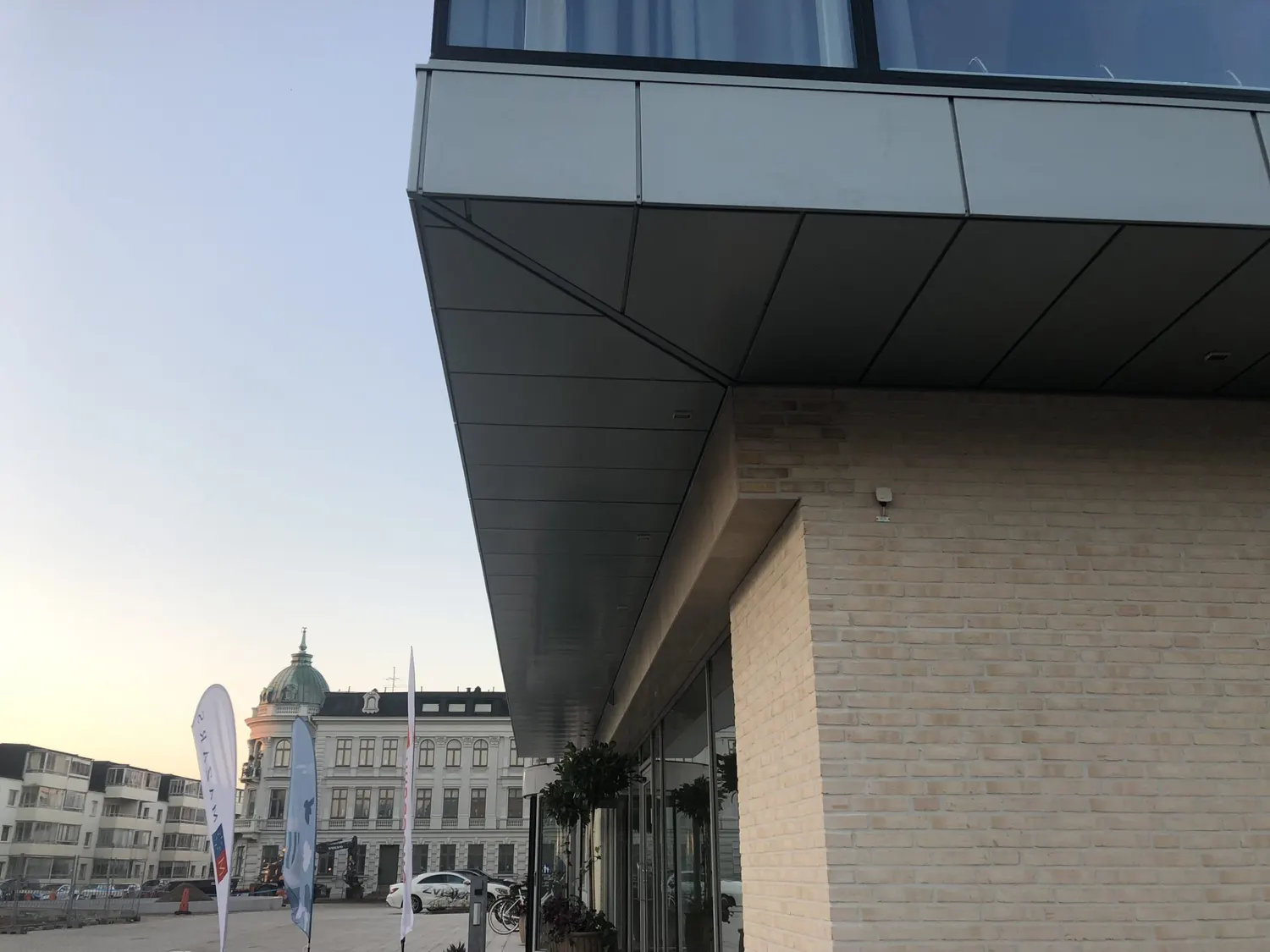 Undersidan av det plåtklädda skärmtaket över entréplanet. Bild 3 av 18