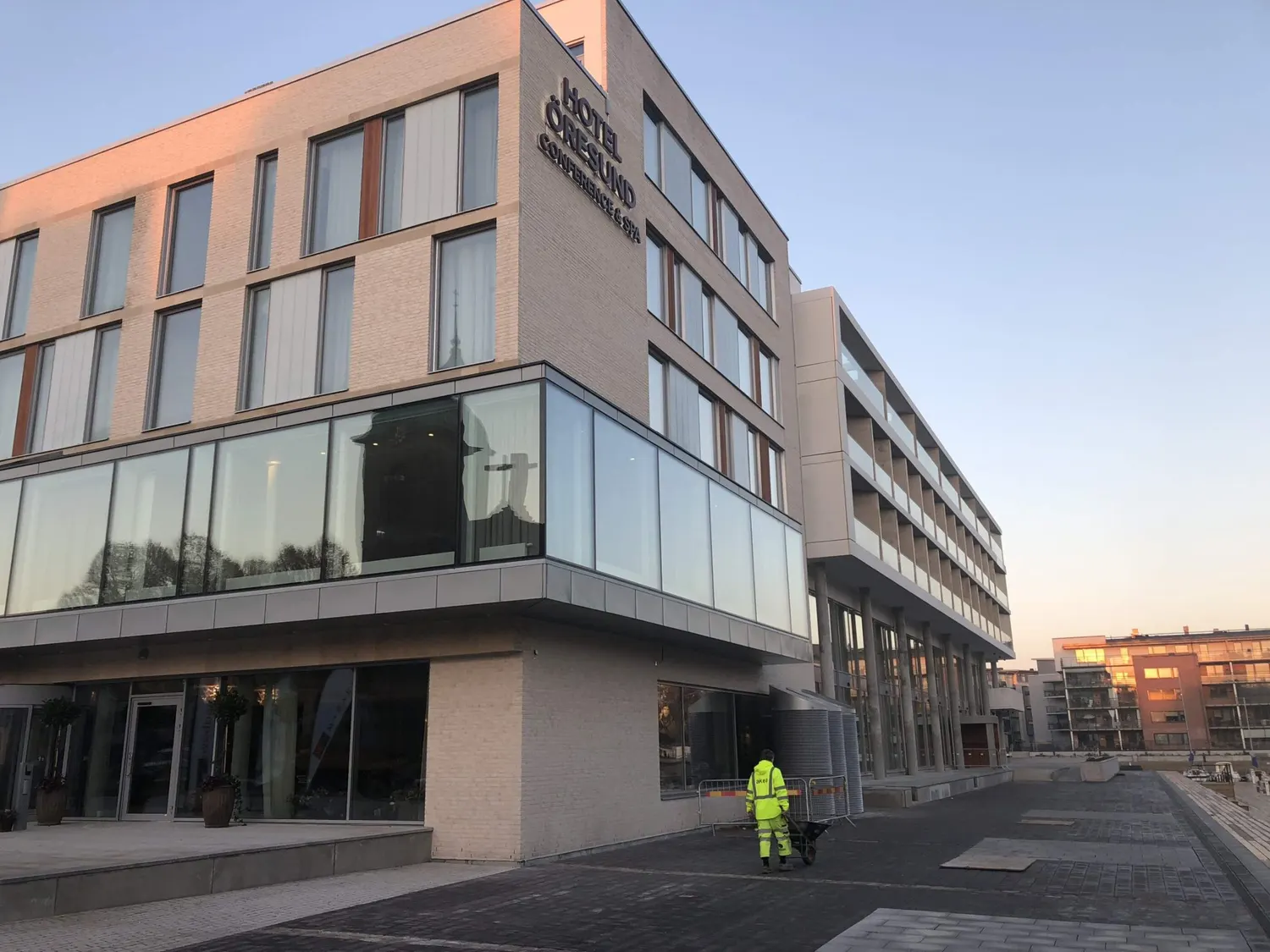 Byggnadens hörn med det plåtinklädda entrétaket. Bild 16 av 18