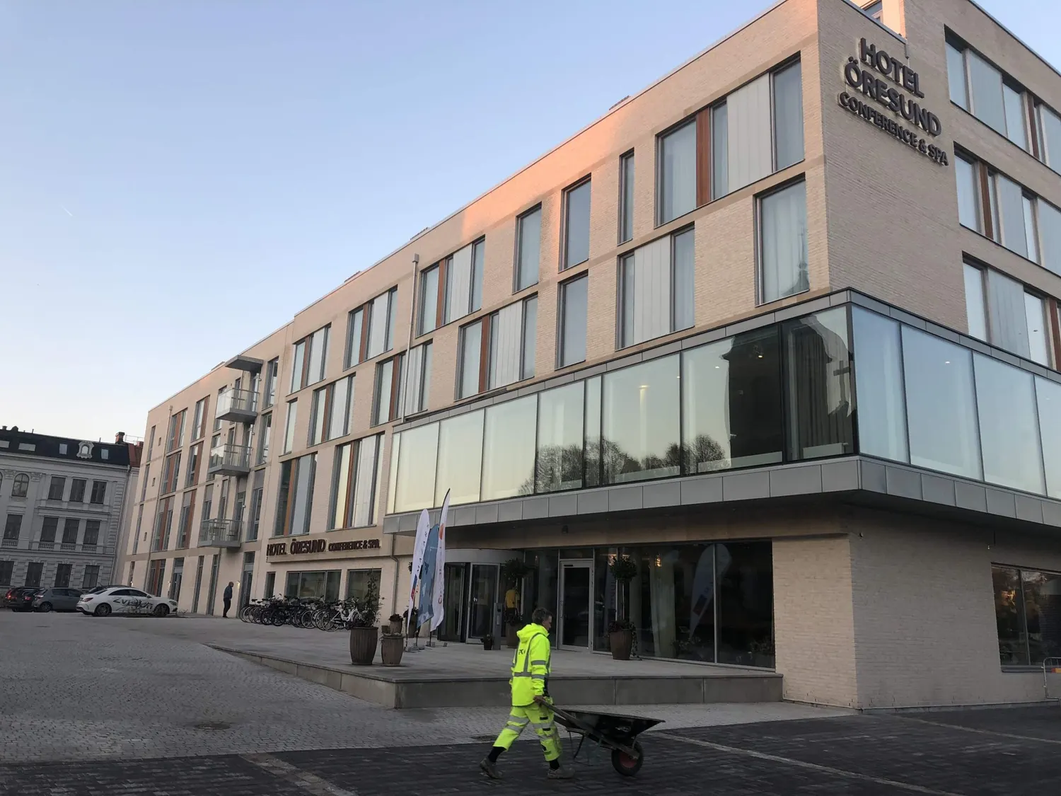 Hotellets fasad från torget, med skylten på övervåningen. Bild 14 av 18