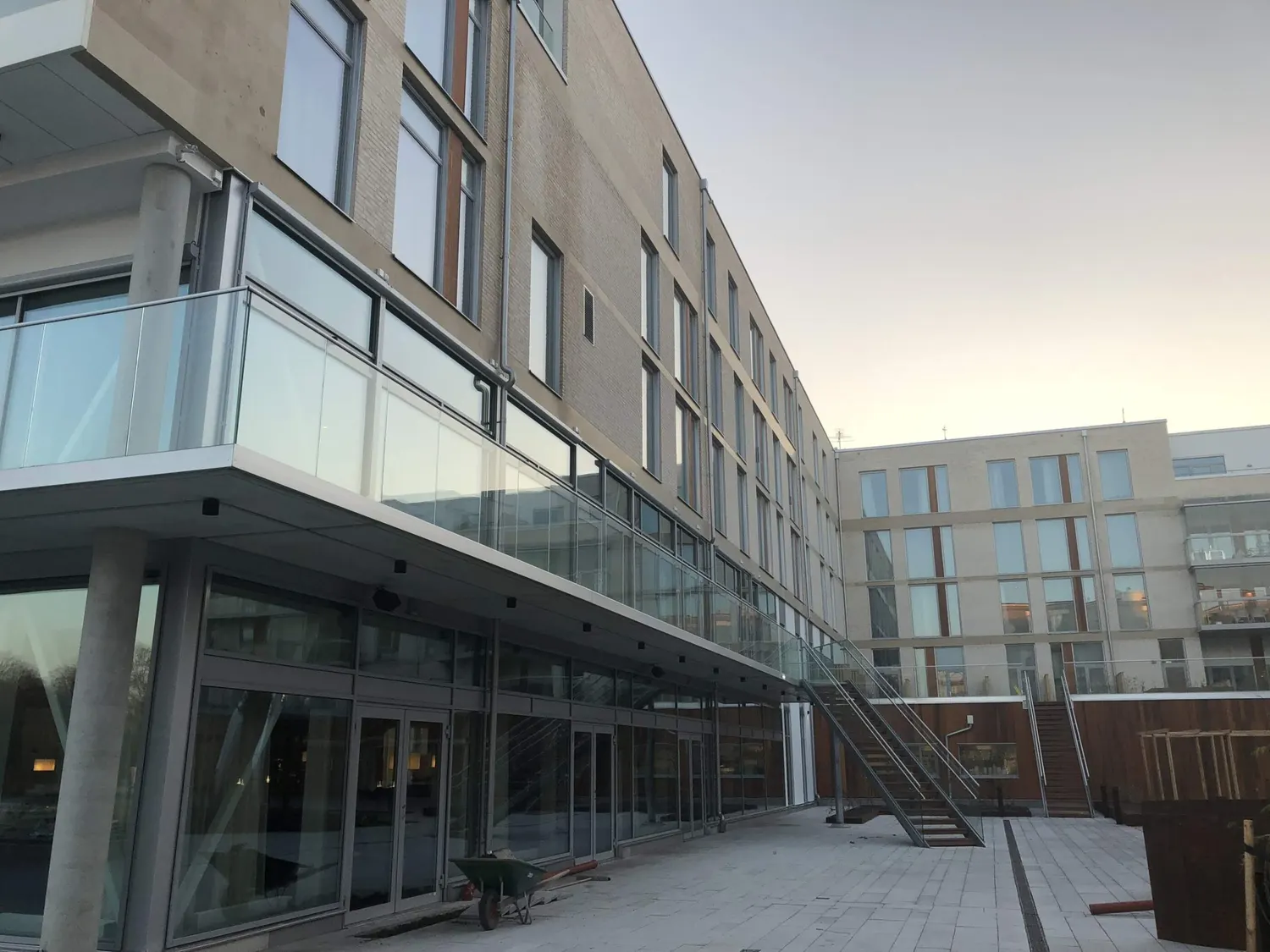Entrésidan med glasparti och plåtbeklädd överdel. Bild 13 av 18