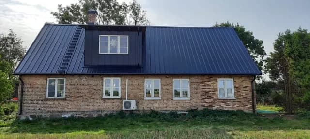 Samma länga med takkupa, sedd från trädgårdssidan. Bild 62 av 62