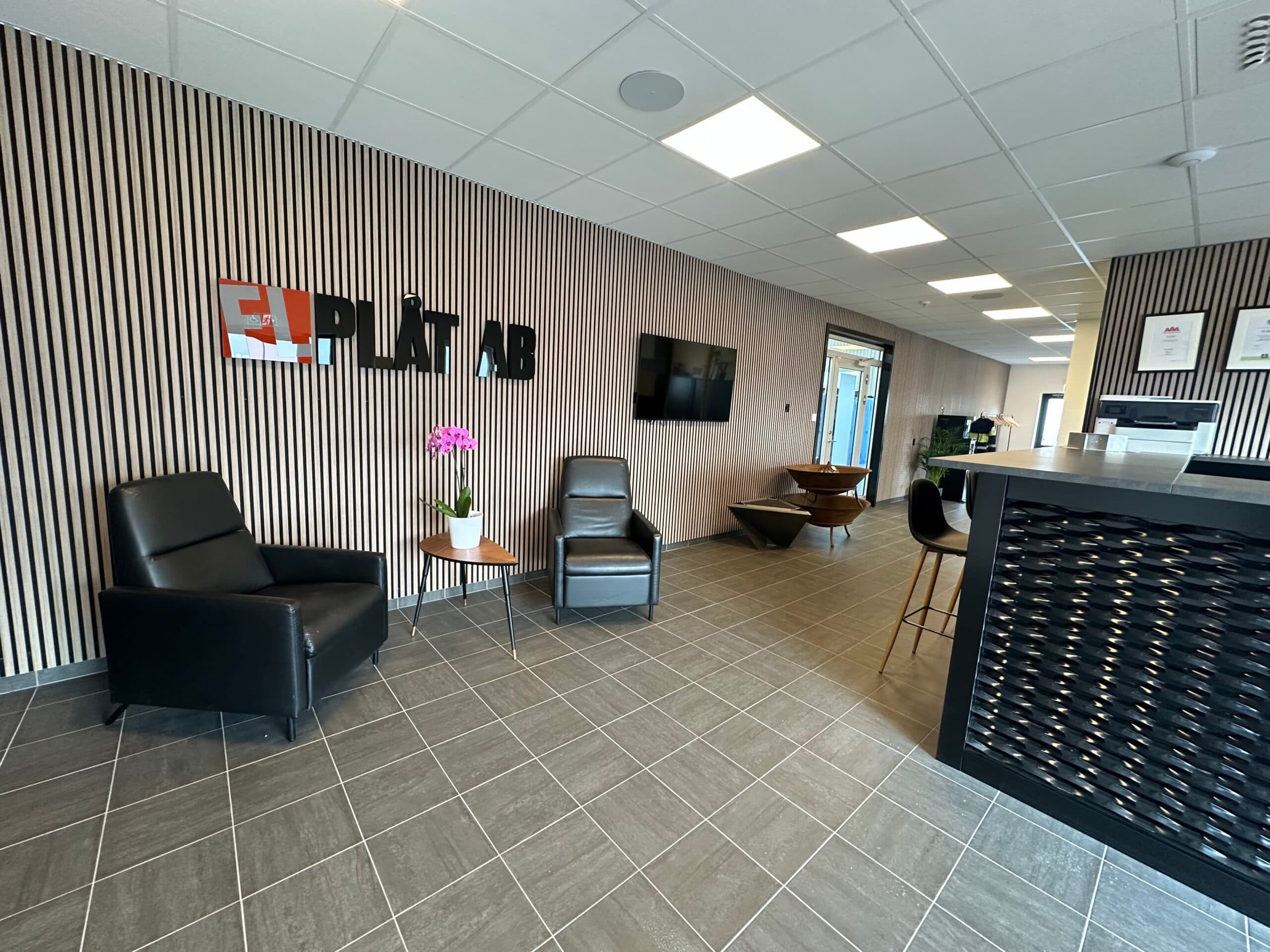 Entrén hos FL Plåt i Ekeby, med reception och sittplatser för besökare