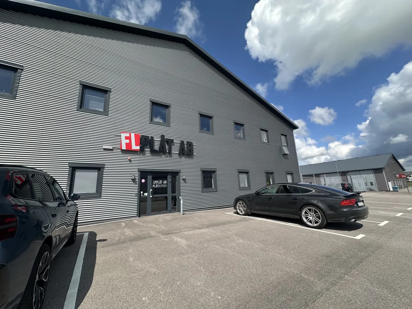 FL Plåts lokaler i Ekeby, med entré till kontoret och Plåtbutiken